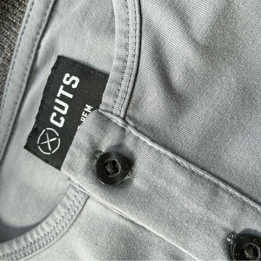 CUTS 2 Shirt Bundle Grey & Black Curve-Hem Long Sleeve Henley Men’s Size Medium - Picture 6 of 15
